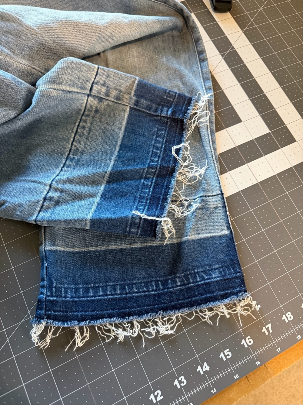 Chico's Light Blue Raw Hem Wide Leg Crop Jeans Size 2 - Picture 5 of 5